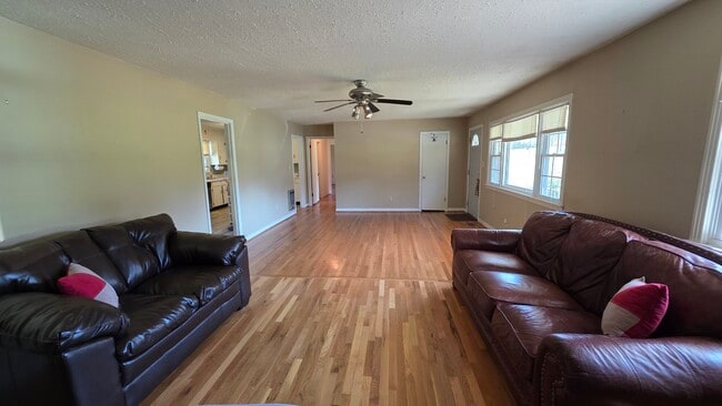 Foto del edificio - 5004 Holmes Ave NW