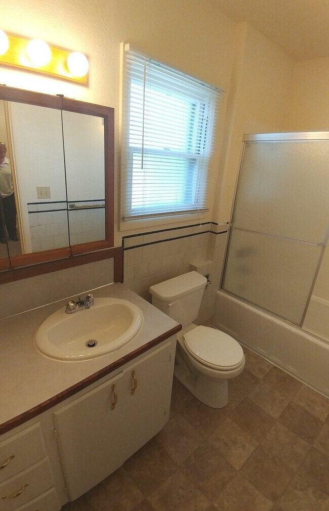 Foto del edificio - Comfortable 3/Bed-2 1/2 Bath Home with a D...