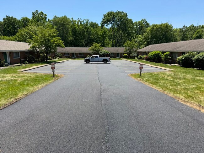 Building Photo - 1672 Rosemont Rd