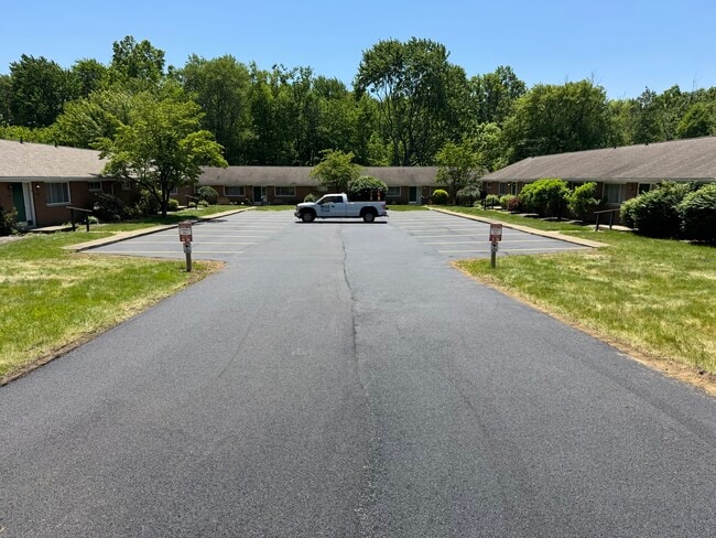 Building Photo - 1672 Rosemont Rd