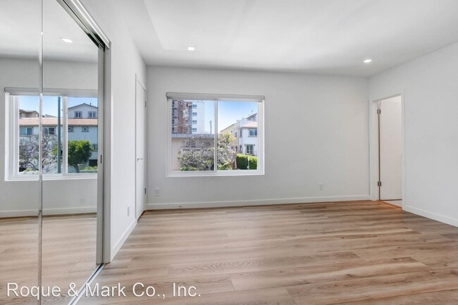 Building Photo - 3 br, 2.5 bath Apartment - 3663 Mentone Av...
