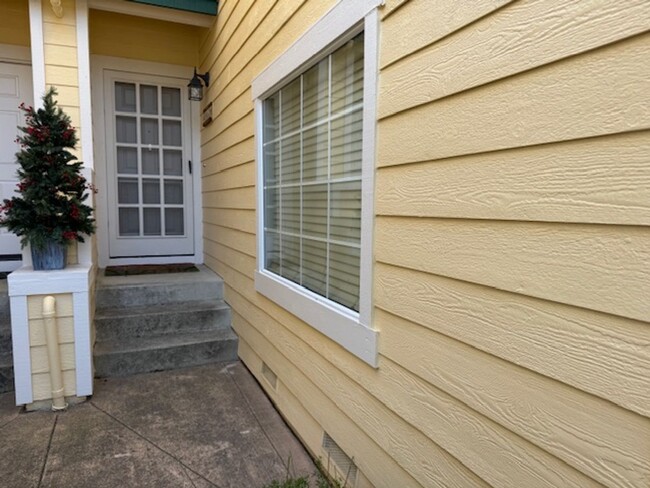 Building Photo - 2 story Clayton townhome, golf course views!