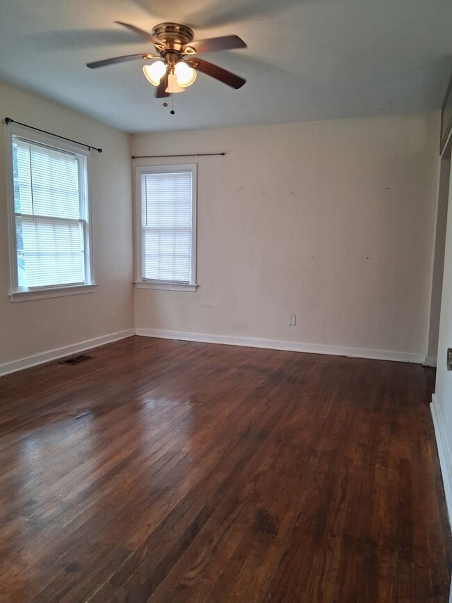 Photo - 647 Robinhood Rd House