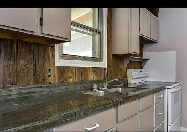 Building Photo - 210 8th St