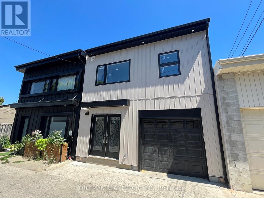 916 Manning Ave, Toronto, ON M6G 2X4 House for Rent in Toronto, ON