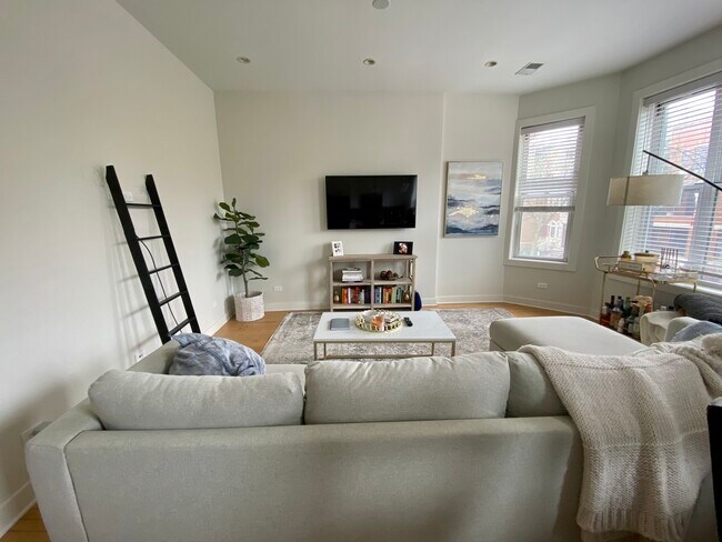 Foto del edificio - 1037 W Diversey Pkwy