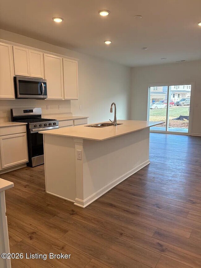 Building Photo - 2015 Lyndon Green Cir