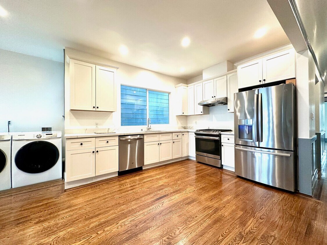 Foto principal - Large, Elegant Home Near USF w/ 6BR, 3BA L...