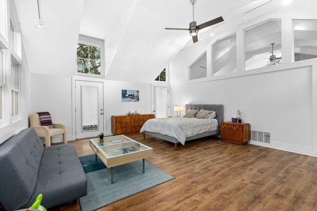 Building Photo - 215 Beauregard St