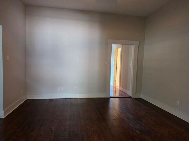 Foto del edificio - FOR LEASE!!