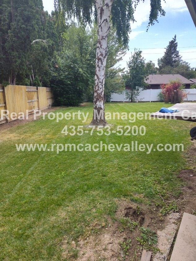 Building Photo - 5 Bedroom Home in Logan! Available in July!