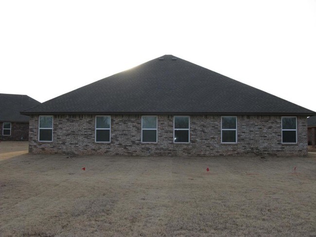 Building Photo - 11620 Surrey Villas Court, Yukon, OK 73099