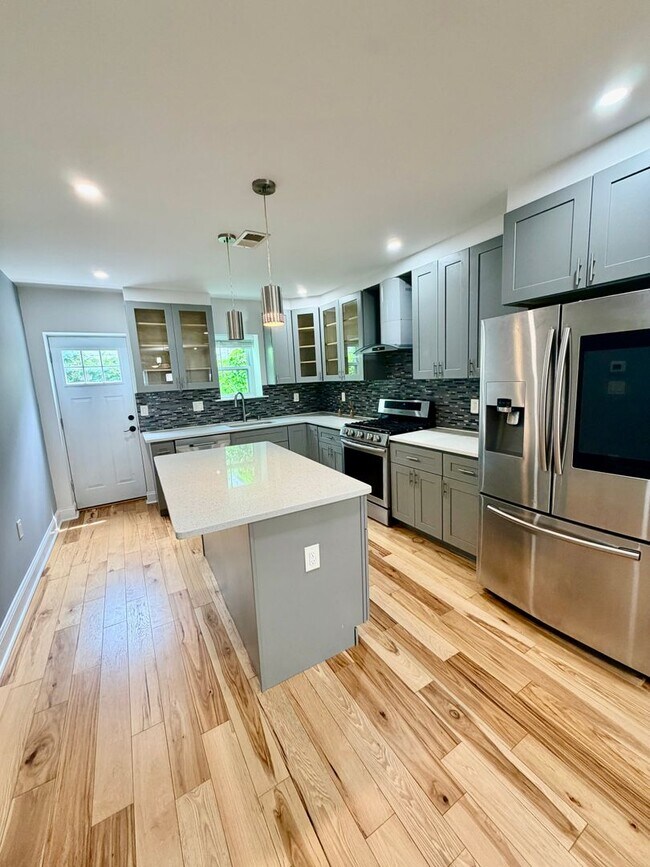Building Photo - Modern 3-Bedroom Home with Rooftop Access, Finished Basement & Wet Bar