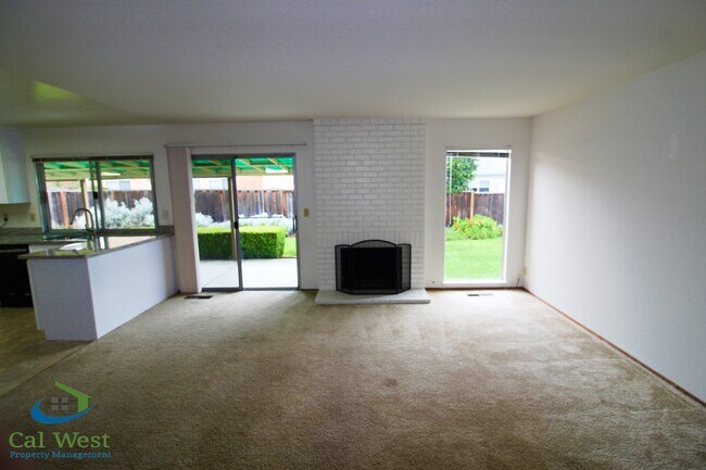 Foto del edificio - $4695 - Spacious Sunnyvale 5BD/2.5BA Home-...