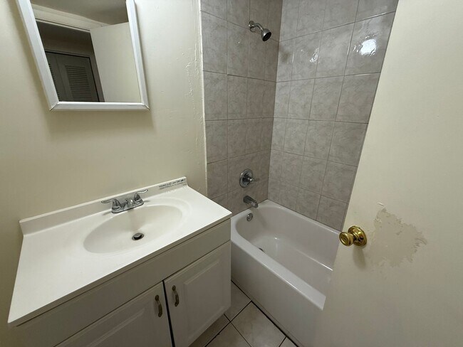 Building Photo - * MOVE IN SPECIAL * 1/2 OFF 2ND MONTH'S RENT!! Spacious 1,226 SF Unit - 2 bd / 2 ba near UF - Bra...