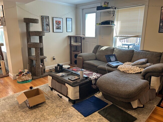 Photo - 925-927-927 Massachusetts Ave Apartment