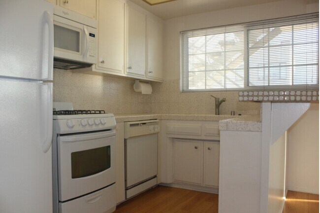 kitchen - 3701 Ocean Dr