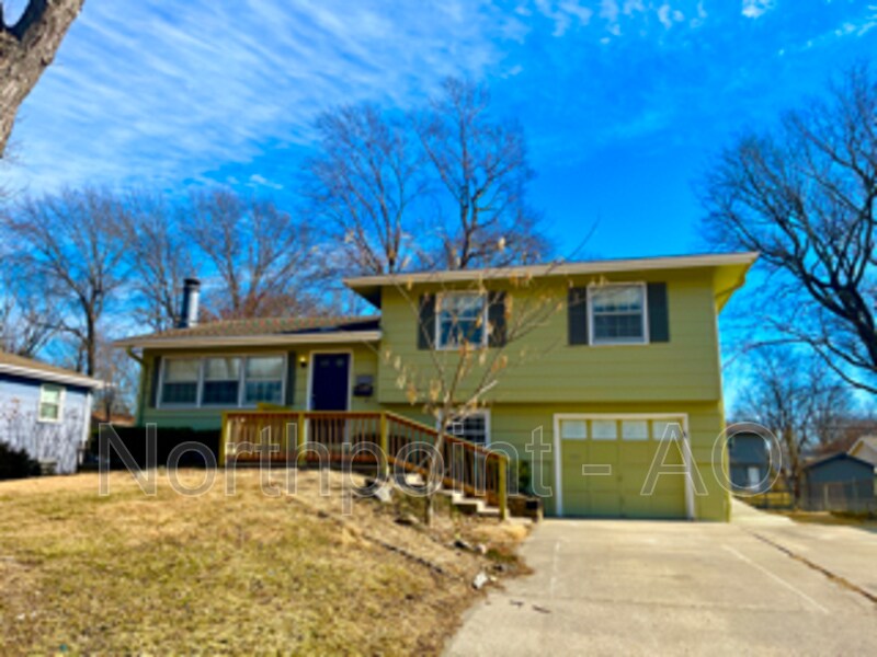 Primary Photo - 613 NW Fair Ln