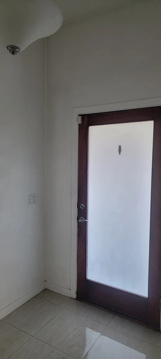 Foto del edificio - 16043 San Fernando Mission Blvd