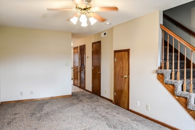 Building Photo - Pet Friendly Town Home by Gate 1!