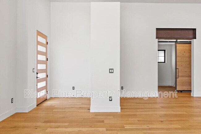 Foto del edificio - 2472 W Rustic Frg St