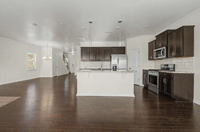 Foto del edificio - Spacious 4-Bedroom Home w/ Loft
