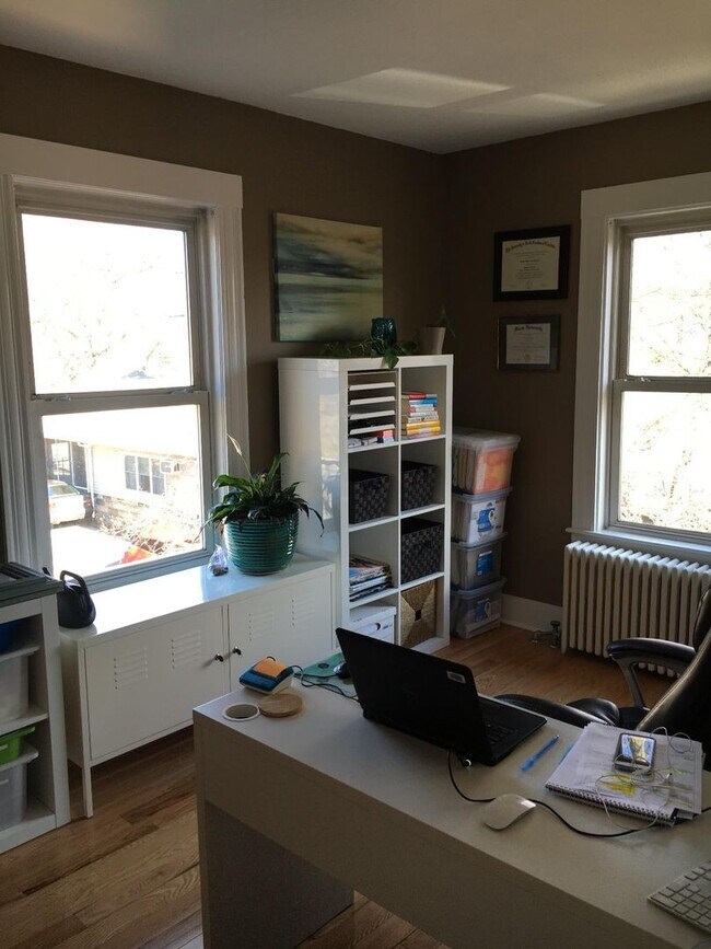 Foto del edificio - Fantastic, DE-LEADED 4-bedroom, 2.5 bathroom townhouse in Newton available for a summer move-in!