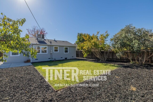 Building Photo - Absolutely Gorgeous 2 Bedroom Home