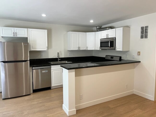 Building Photo - 925 W 30th St