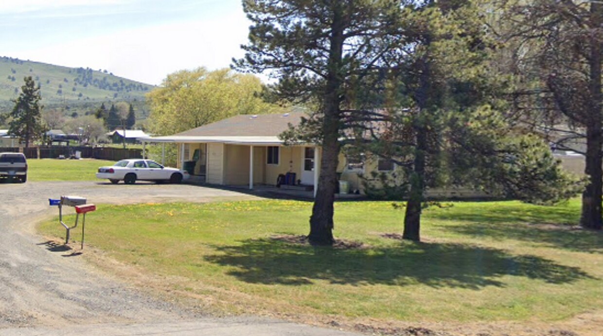 5191 Hwy 97 Unit B, Klamath Falls, OR 97601 Room for Rent in Klamath