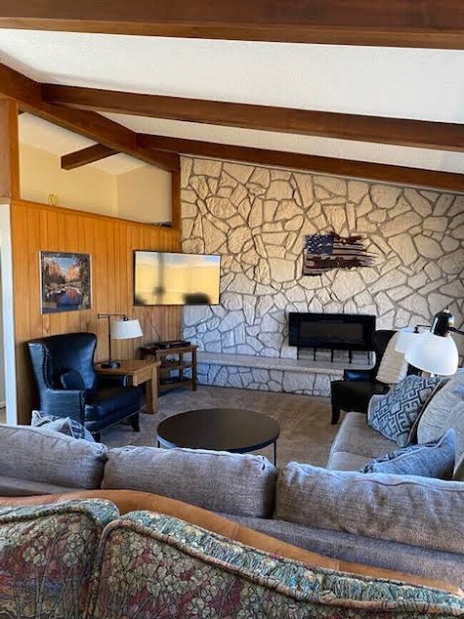 Foto del edificio - charming home in Terrebonne - Tons of room...