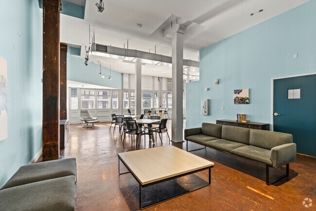 Salón del club - United Jewelers and Lee Hardware Apartments