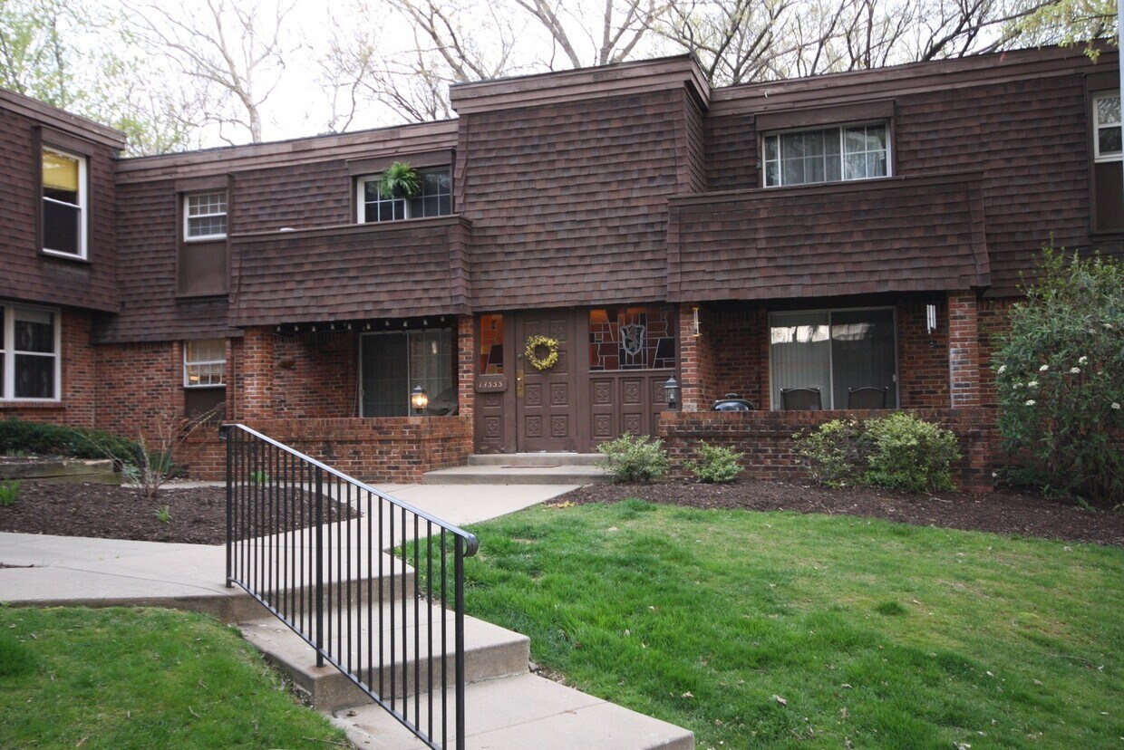 13555 Coliseum Dr, Chesterfield, MO 63017 House Rental in