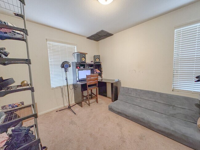 Building Photo - Bonus Loft!