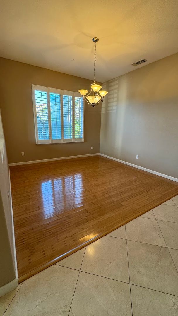 Foto del edificio - AVAILABLE!