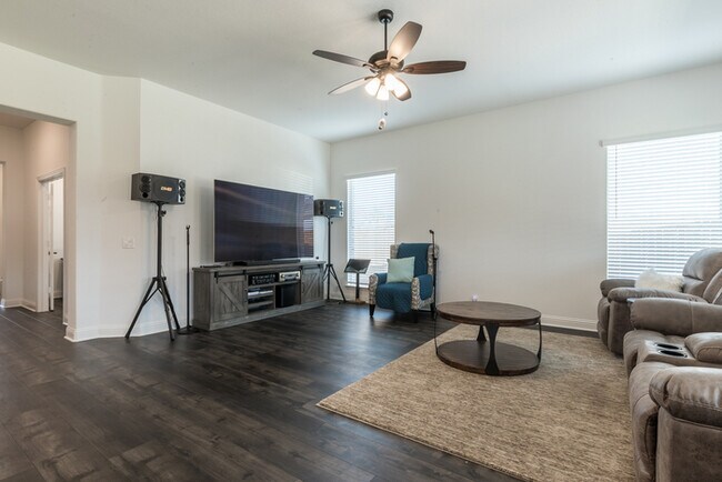 Building Photo - Gorgeous 4 bed, 3 bath home in Wild Ranch ...