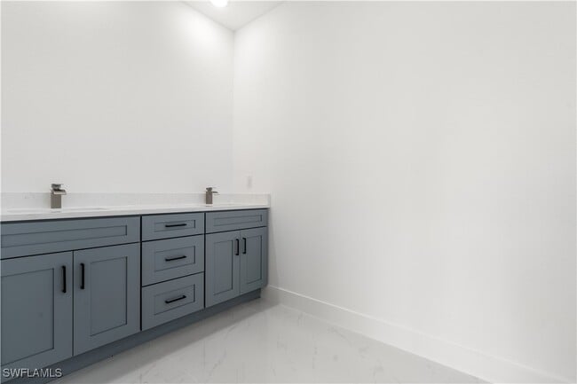 Foto del edificio - 3781 La Rue St
