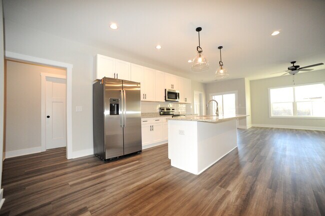 Foto del edificio - 1300 Stoney Ridge Blvd