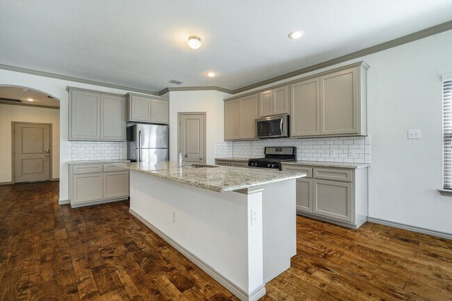 Foto del edificio - * MOVE IN SUMMER 7/17/2027 * 6 Bed 4 Bath ...