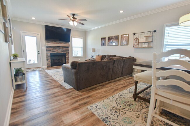 Building Photo - Dog Friendly Five Bedroom!