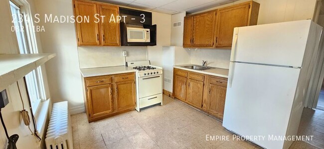 Building Photo - 3rd Floor: Studio / 1 Bathroom Apartment i...