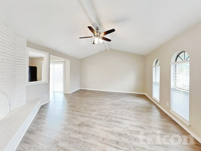 Foto del edificio - 7541 Christie Ln