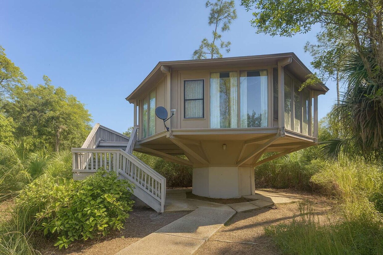 Foto principal - Charming 2-Bed, 2-Bath Treehouse in Haines City- Cozy 800 Sq. Ft. Haven!