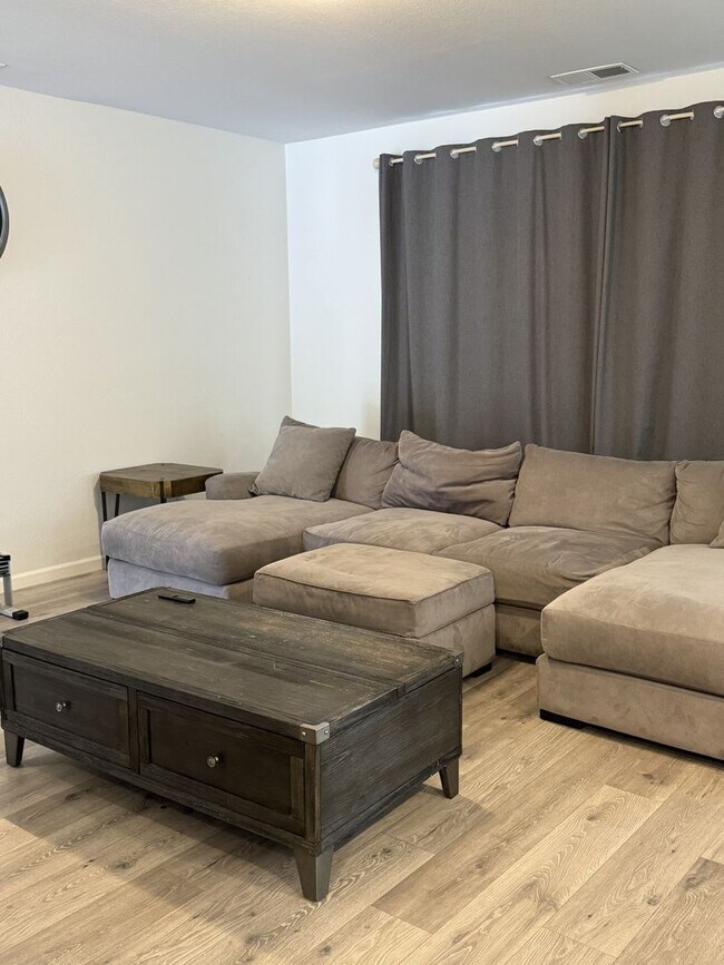 Foto del edificio - Partially FURNISHED Home is Carson City!