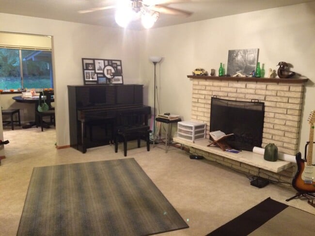 Building Photo - Cozy Redmond rambler with large fenced yar...