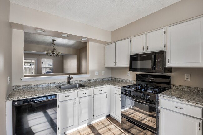 Building Photo - 49 Grant Ln