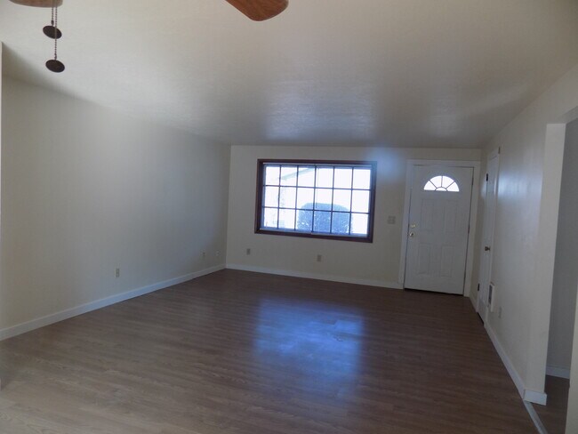 Foto del edificio - 10915 SW Hall Blvd
