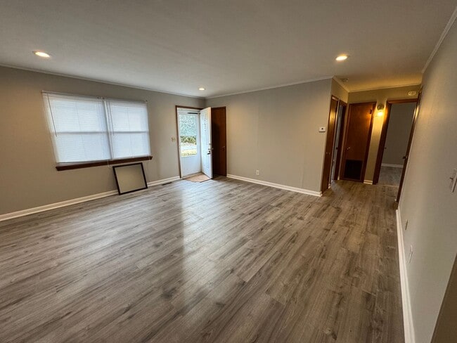 Building Photo - 937/939 E 6TH Ave