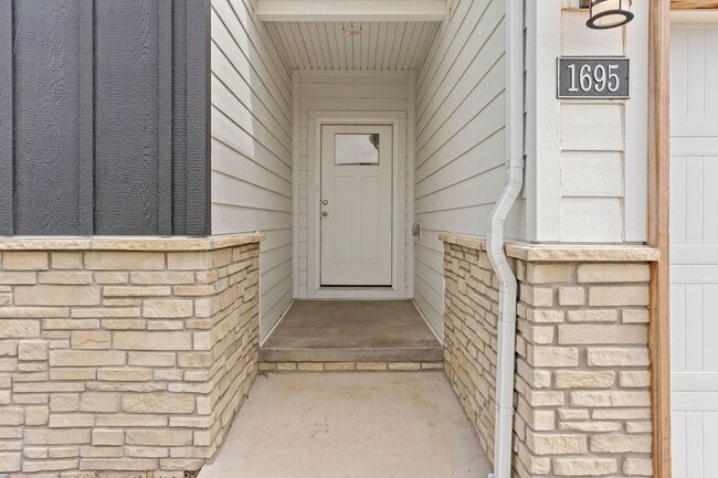 Building Photo - Beautiful Split Level 5 Bedroom Home - Hills of Olde Savannah