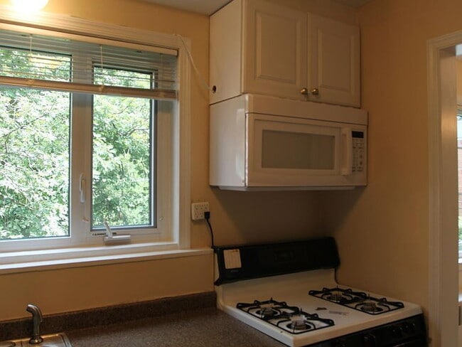 Building Photo - "Charming 2-Bed Retreat in Bethesda with Spacious Living – 842 Sq Ft of Comfort!"
